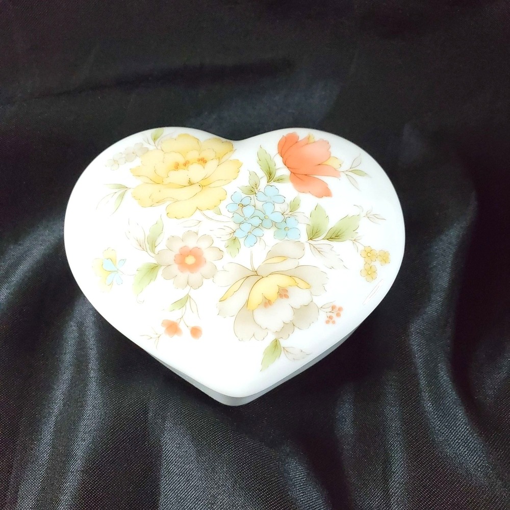 VTG TAKAHASHI Heart Shape Floral Porcelain Trinket/Jewelry Box Made In Japan